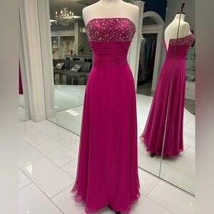 Chic Strapless Magenta Gown